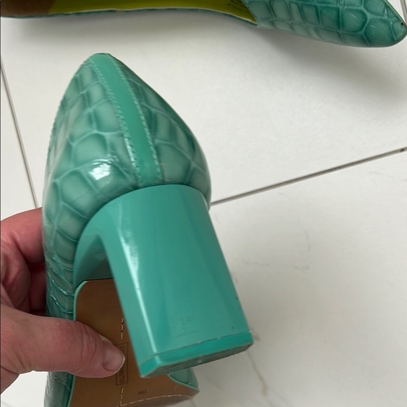 Green Croc-Embossed Women's Heels - Vince Camuto Size 11 - Picture 9 of 11
